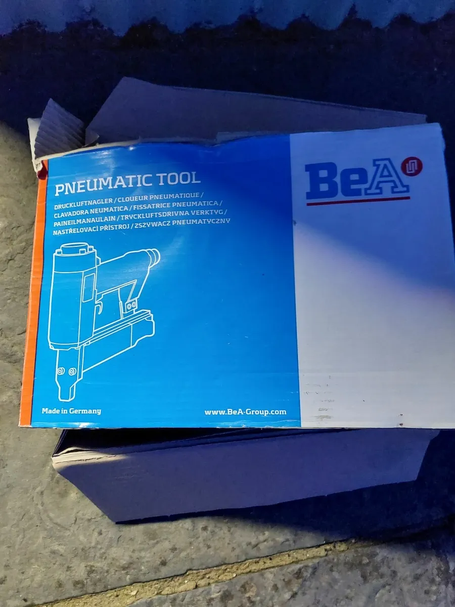 Pneumatic staple gun . - Image 2