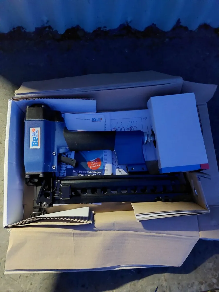 Pneumatic staple gun . - Image 1