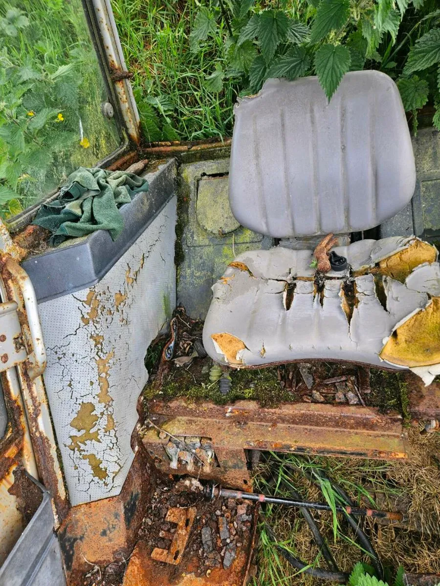 Massey 240 cab plus parts - Image 4