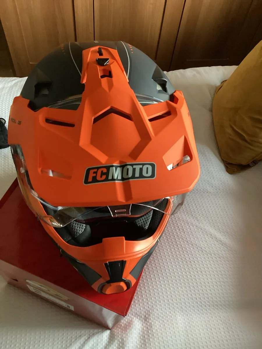 Motorcycle Helmets, Leathers, Textiles. - Image 4
