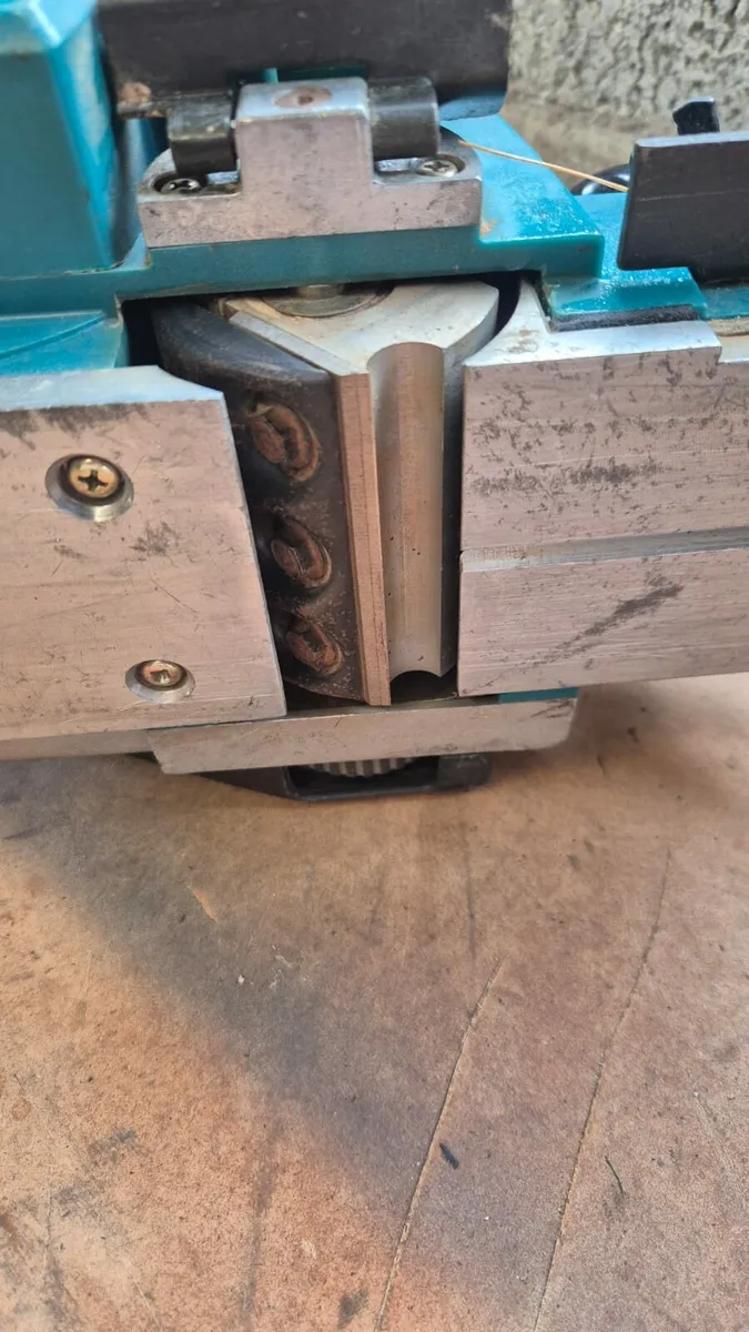 Makita power planer - Image 4