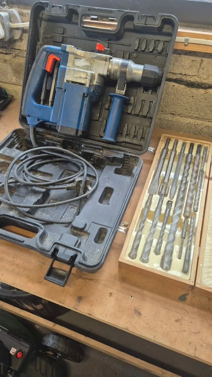 Draper 900w SDS hammer drill - Image 1