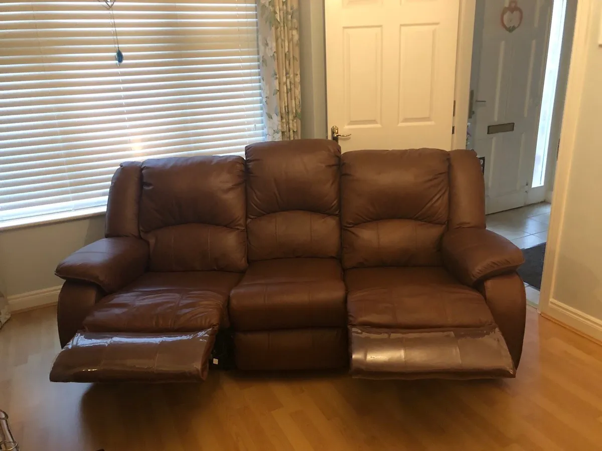 Gorgeous Italian leather sofa - Image 3