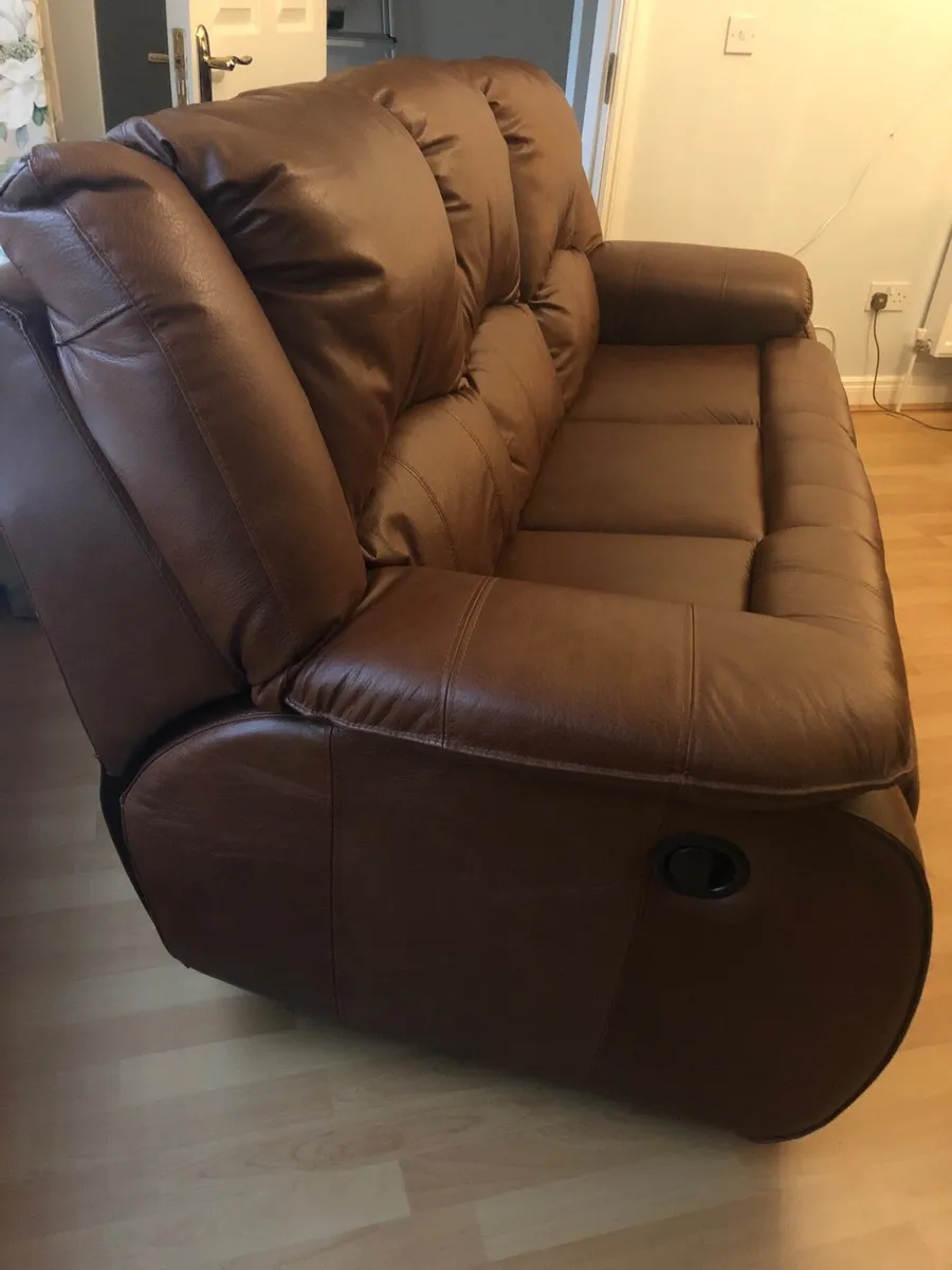 Gorgeous Italian leather sofa - Image 4
