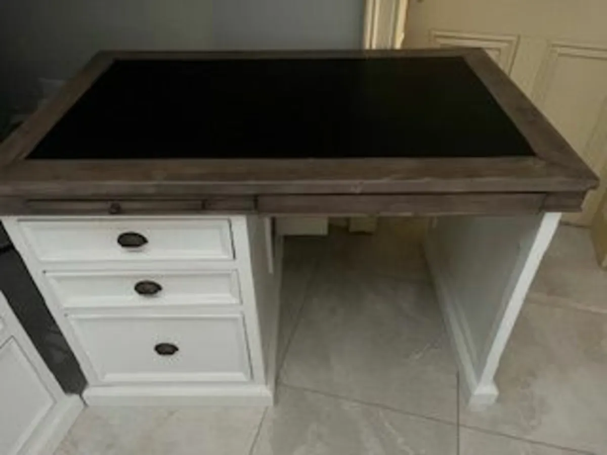 Office furniture - table and chair - Image 1