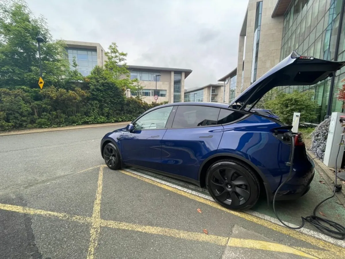 Tesla Model Y 2023 - Image 2