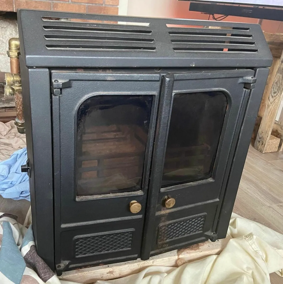 Charnwood LA50iB solid fuel stove - Image 1
