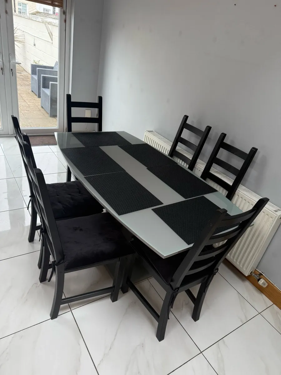 Dining table and chairs - Image 1