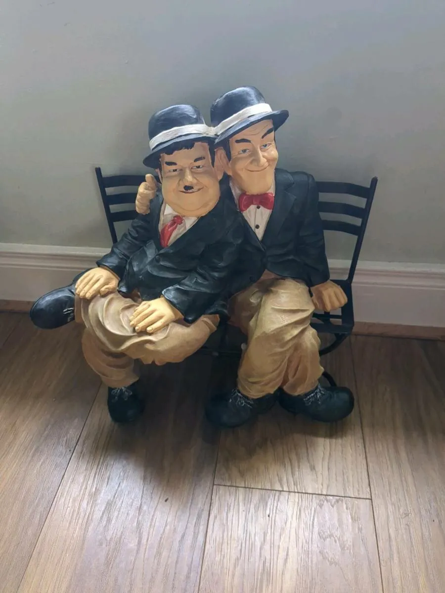 Laurel and Hardy Ceramic figurine on metal bench - Image 1