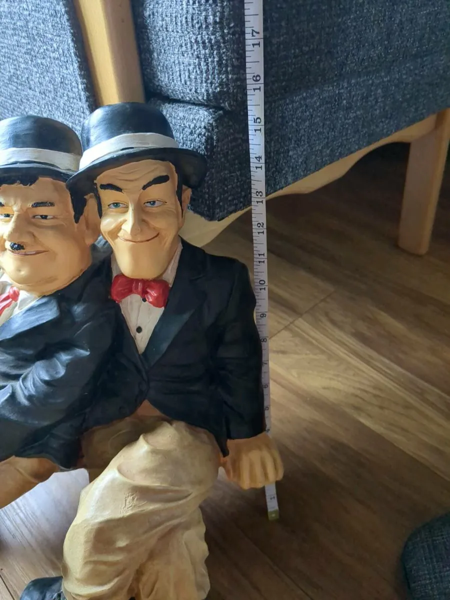 Laurel and Hardy Ceramic figurine on metal bench - Image 4