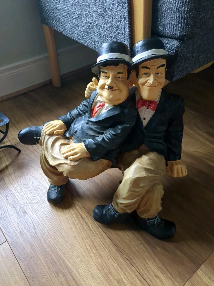 Laurel and Hardy Ceramic figurine on metal bench - Image 3