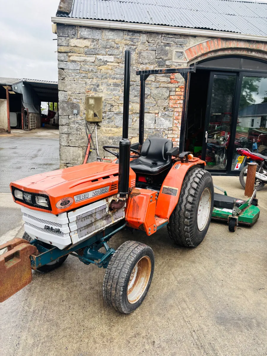 Kubota compact tractor and finishing mower - Image 3
