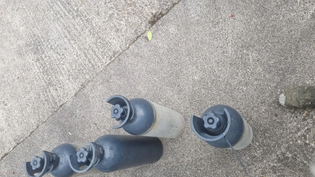 gas cylinders - Image 3