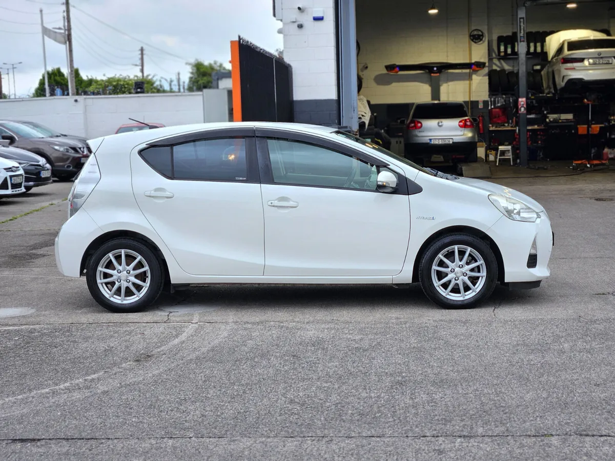 Aqua 1.5L Hybrid Automatic Push Start - Image 2