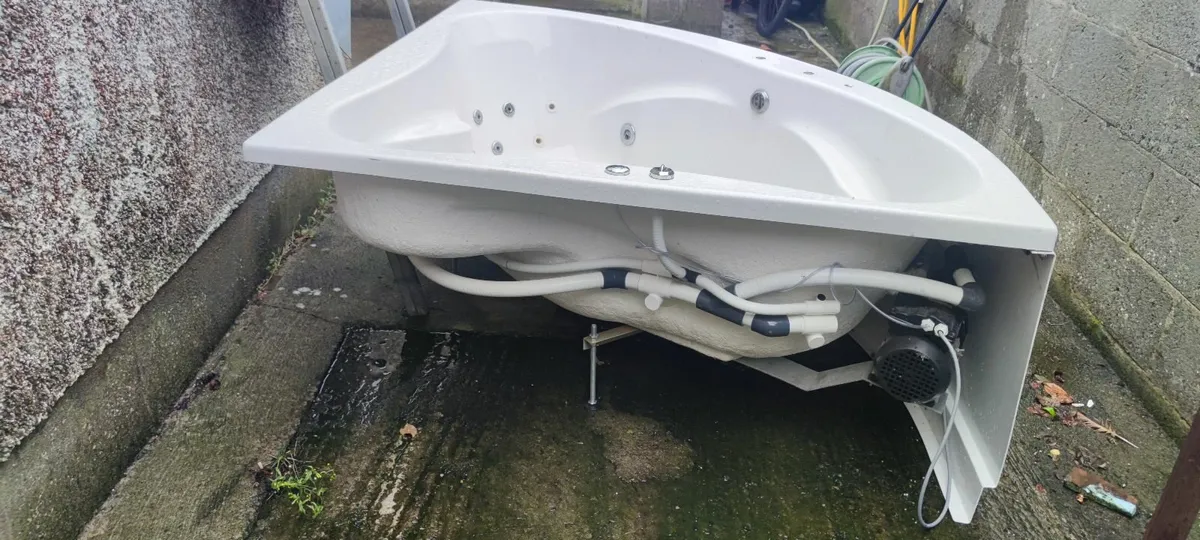 Corner jacuzzi bath - Image 2