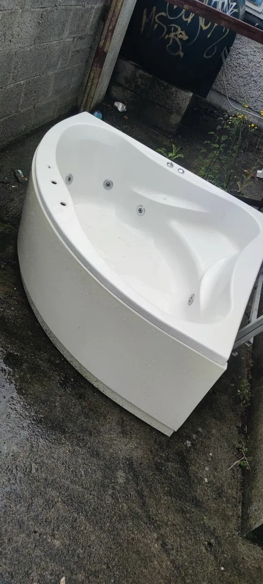 Corner jacuzzi bath - Image 3