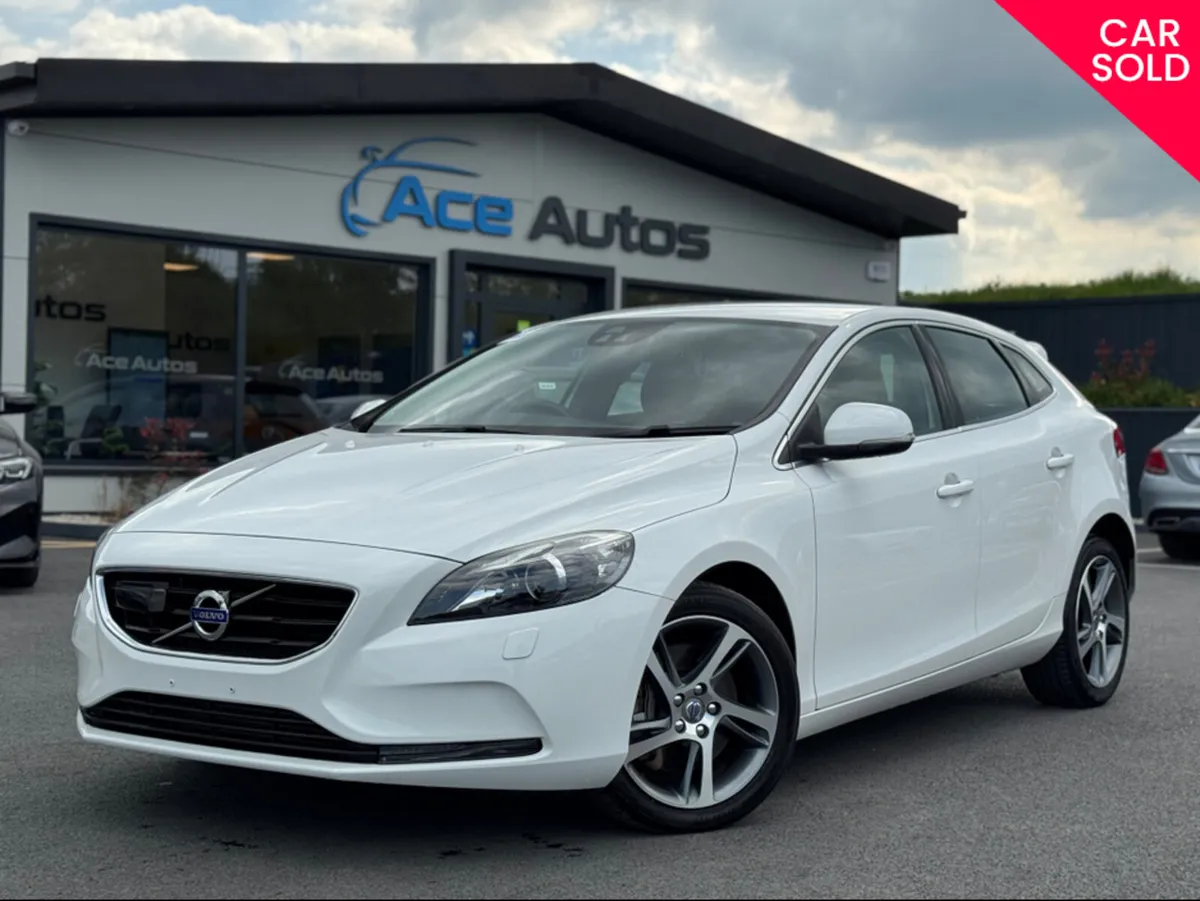Volvo V40 **DEPOSIT TAKEN** LUXURY PACK - 2.0L DIE - Image 1