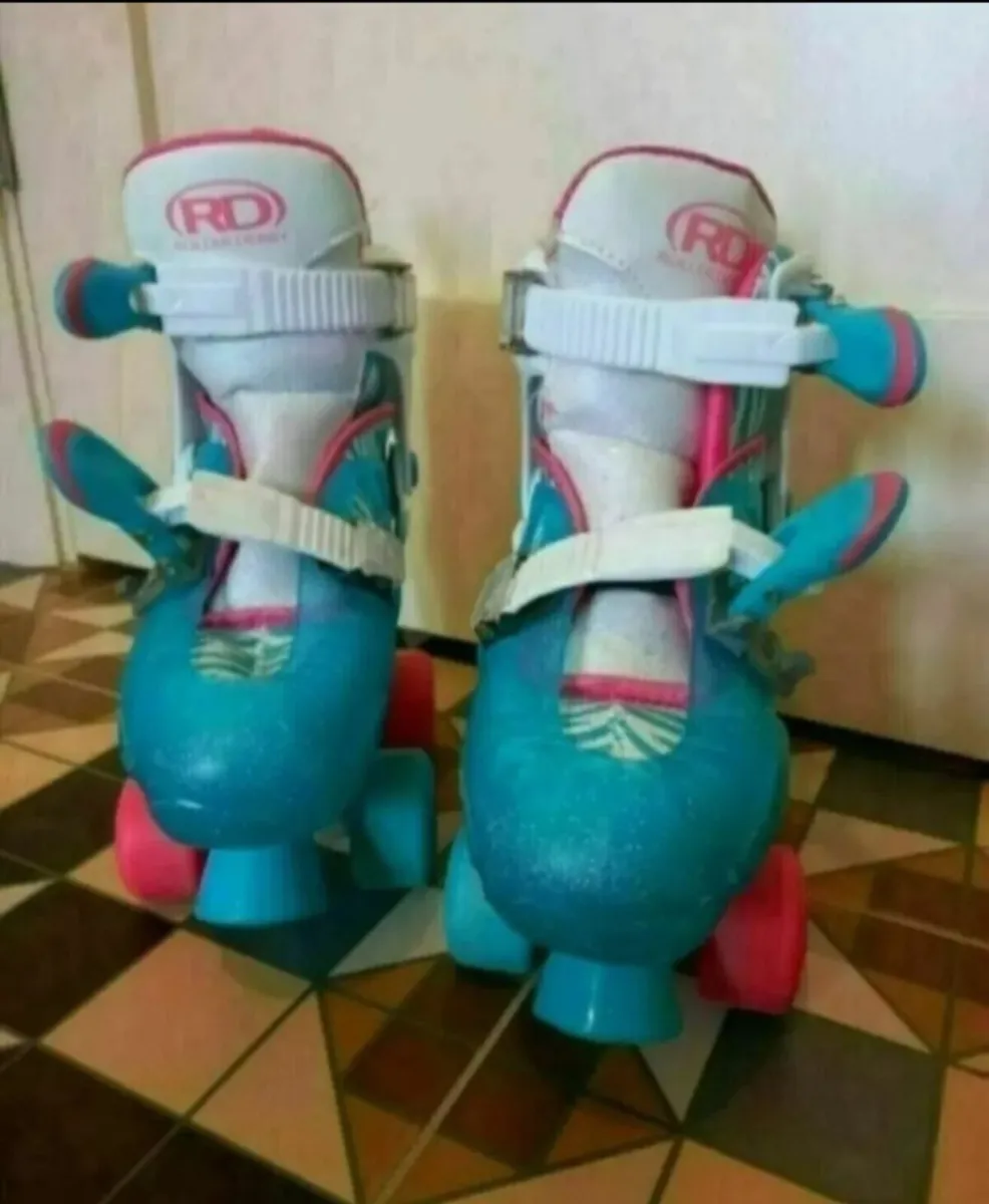 Roller Skates like New & Free Nerf Gun's set - Image 1