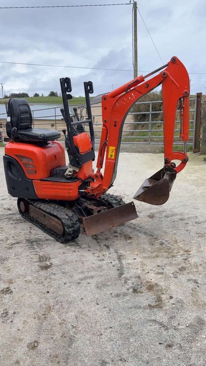 Kubota 008 micro digger - Image 1