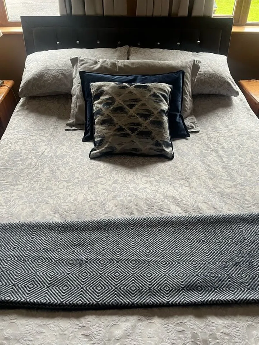 King size bed, 4 Drawers underneath (mattress not included) - Image 1