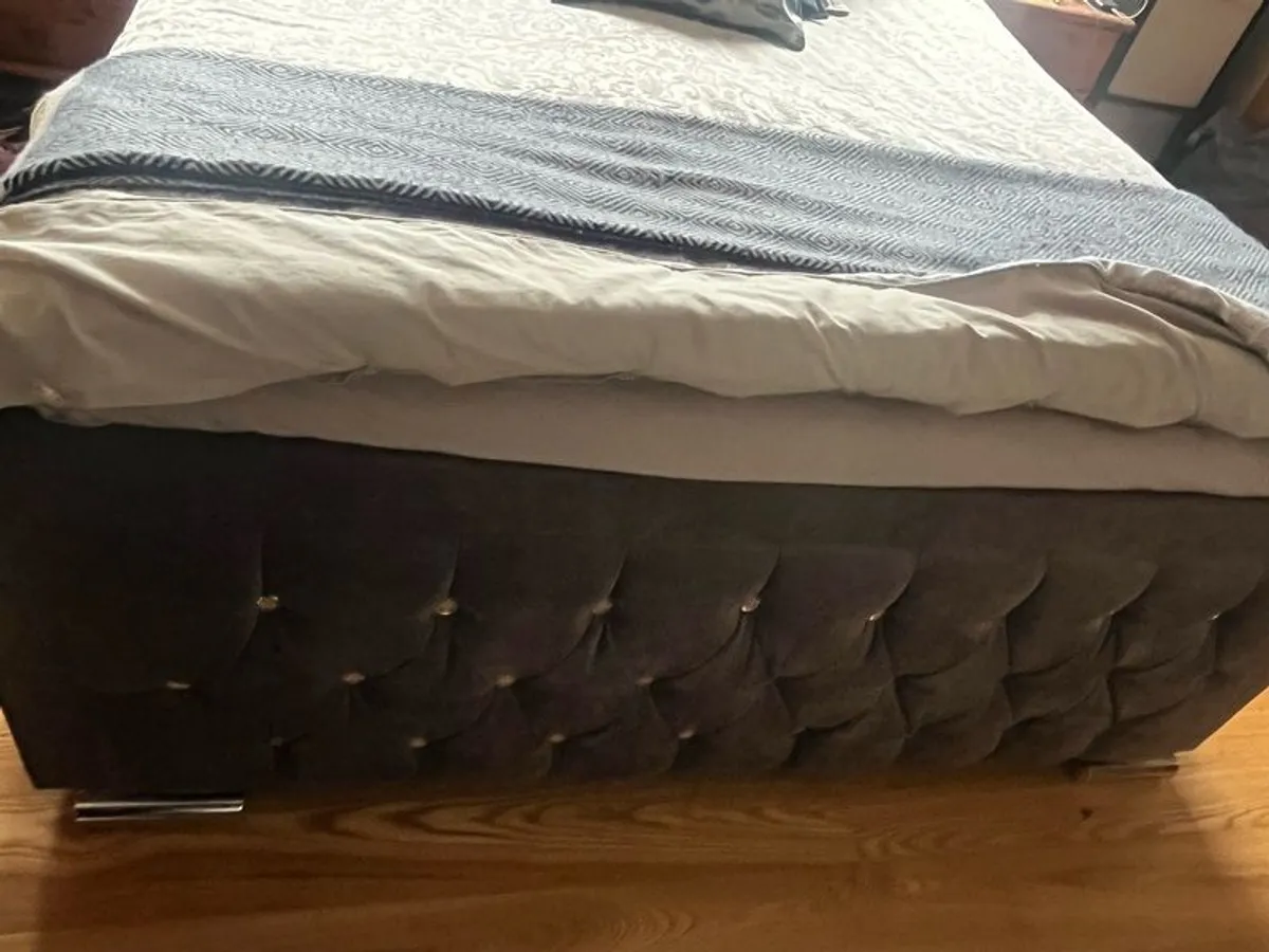 King size bed, 4 Drawers underneath (mattress not included) - Image 2