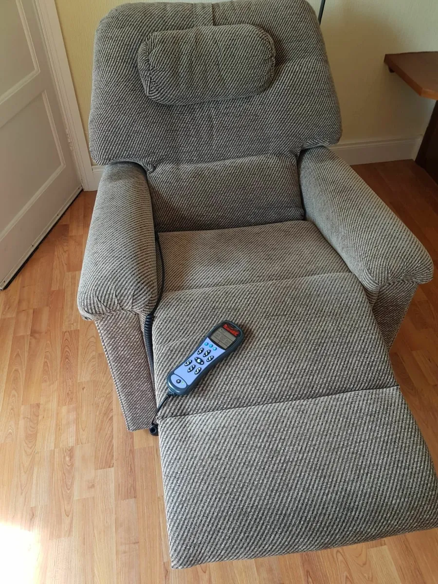 Blenheim electric recliner chair - Image 2
