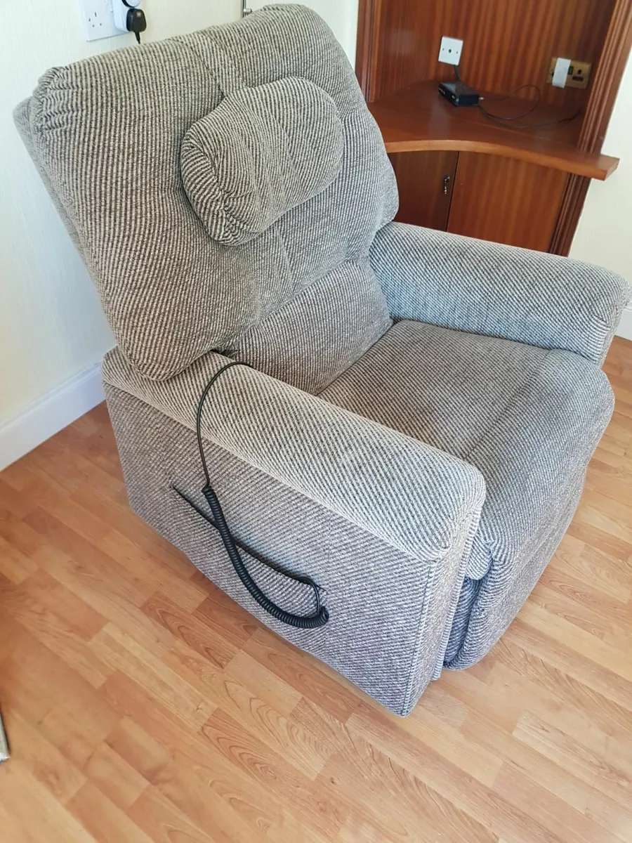 Blenheim electric recliner chair - Image 3