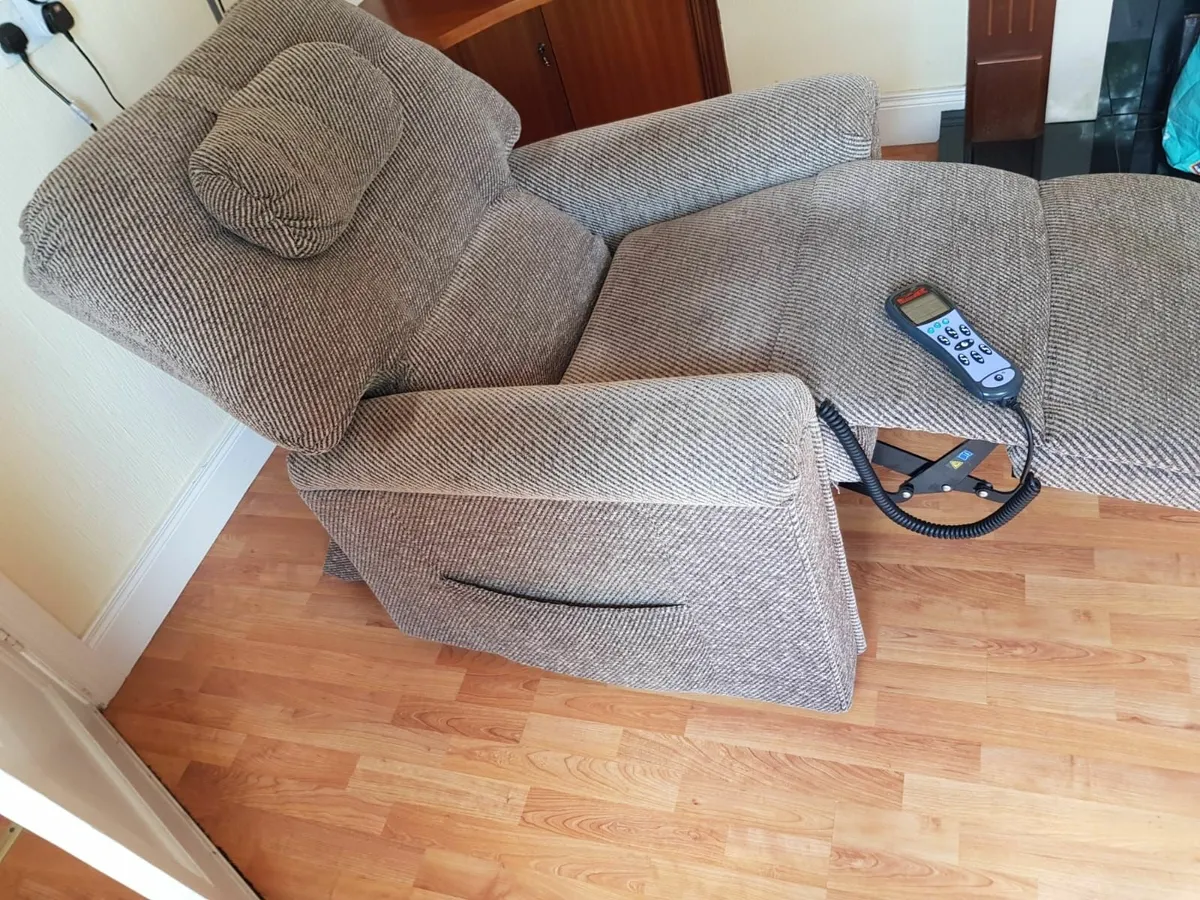 Blenheim electric recliner chair - Image 4