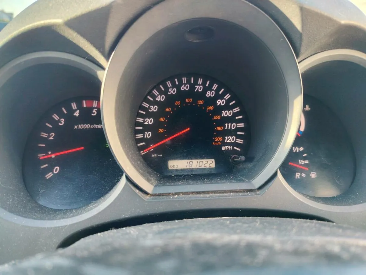 2010 Hilux 2.5 - Image 2