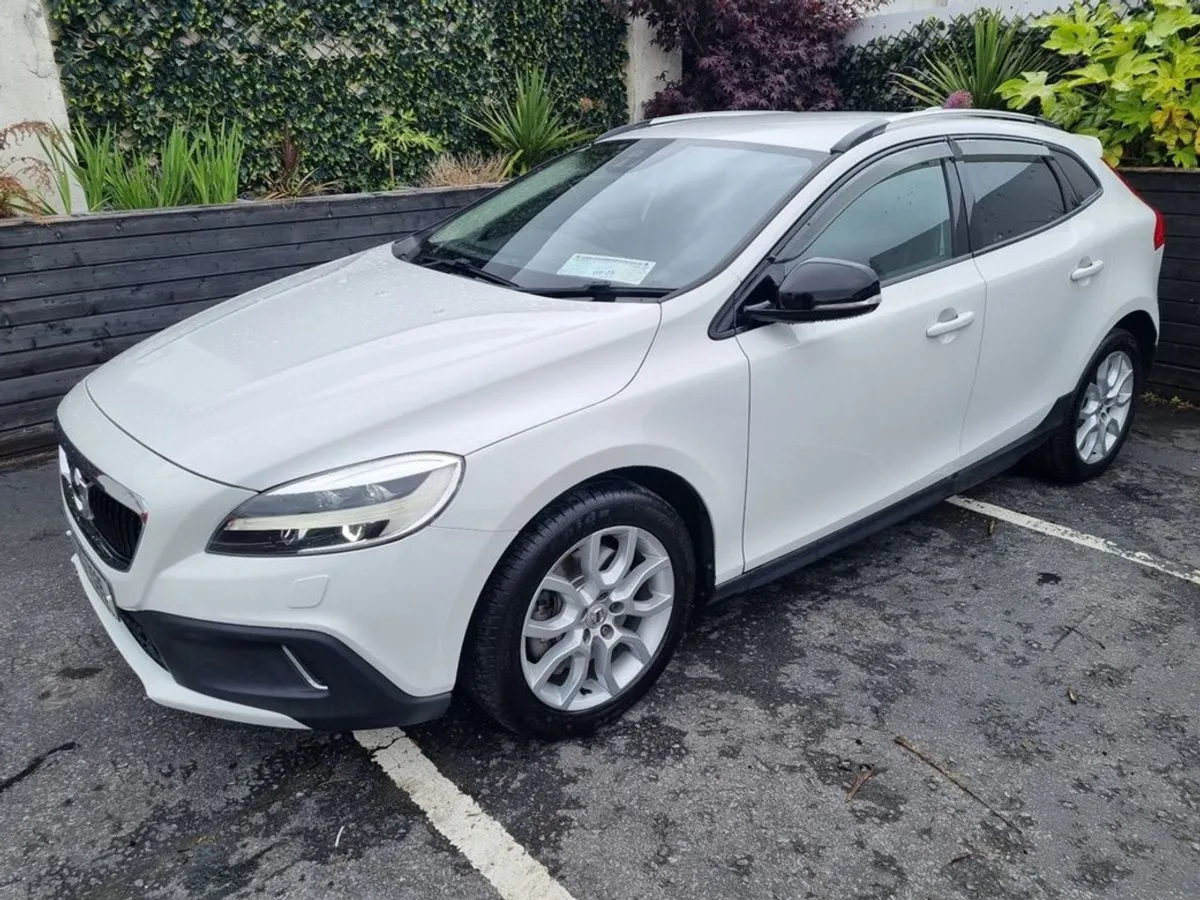 Volvo V40 2.0 D4 Auto Luxury Cross-country / Tax - Image 2
