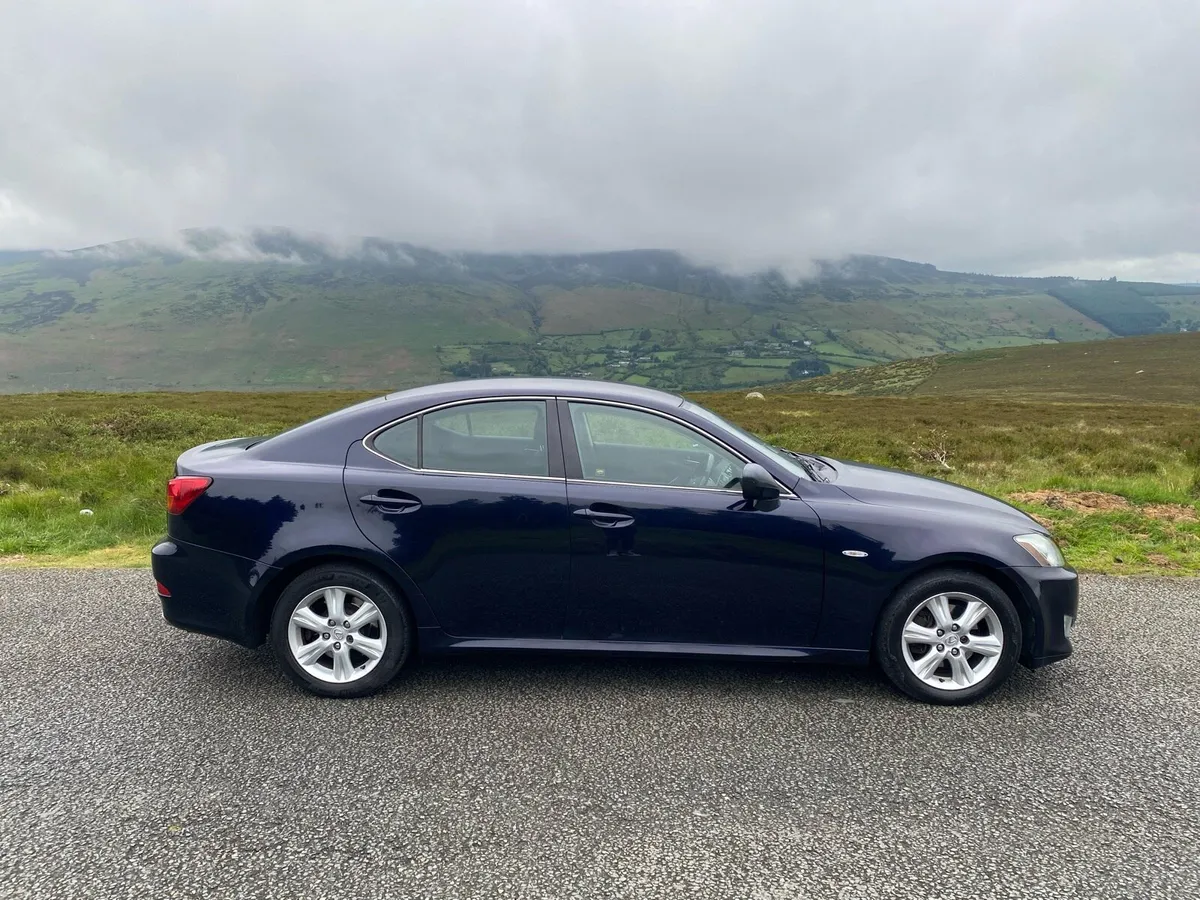 Lexus IS250 Manual - Image 2
