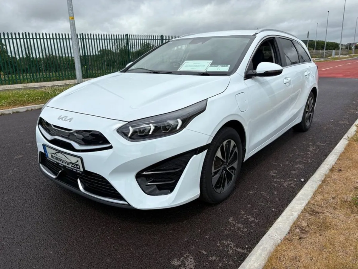 Kia Ceed 1.6p SW Phev immaculate Condition  Cruis - Image 2