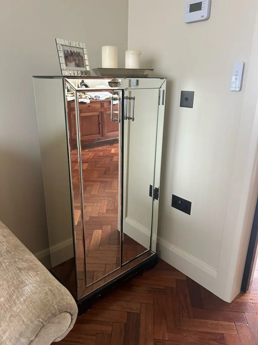 Laura Ashley Venetian bar cabinet - Image 1