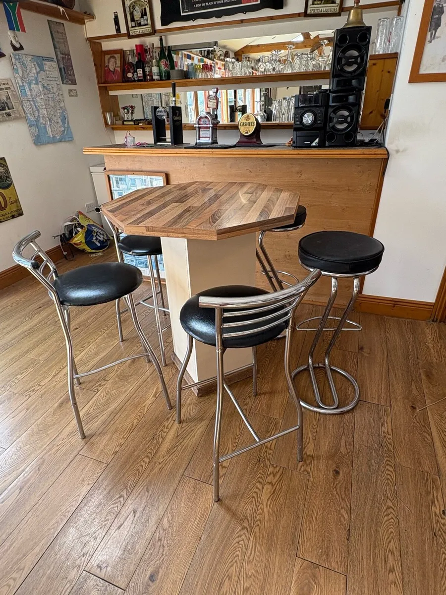 Bar stools and island - Image 1
