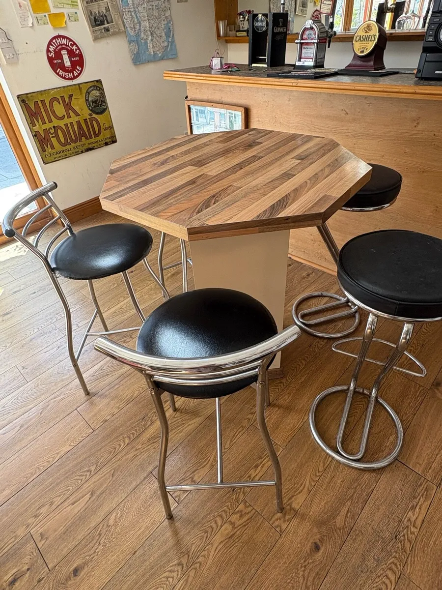 Bar stools and island - Image 2