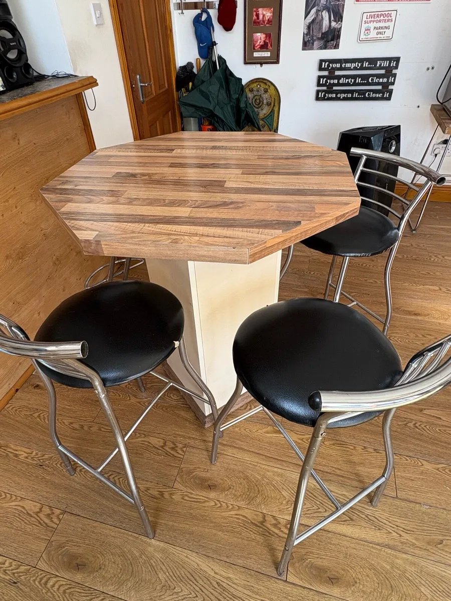 Bar stools and island - Image 3