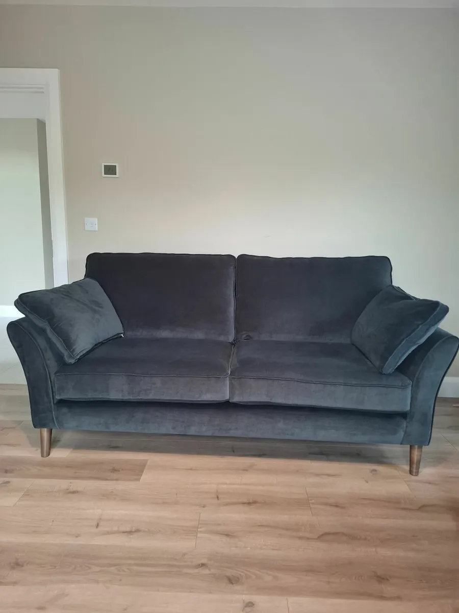 Retro style 4 and 3 seater sofas. - Image 4
