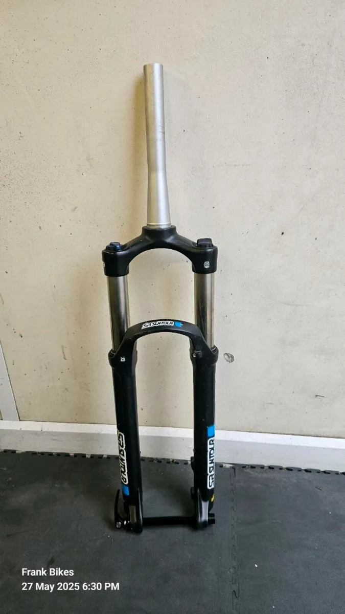 Suntour air suspension fork - Image 2