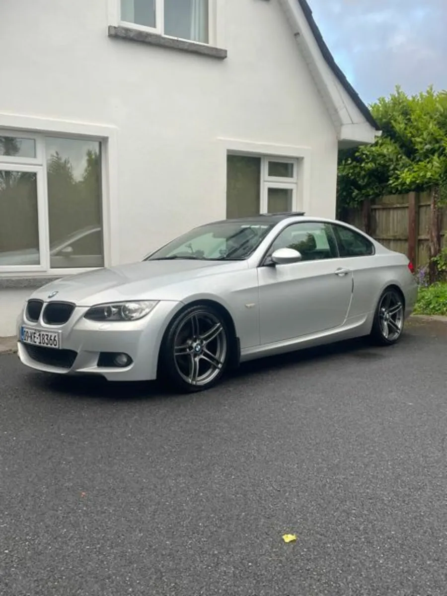 BMW 3-Series 2009 320i Manual - Image 1