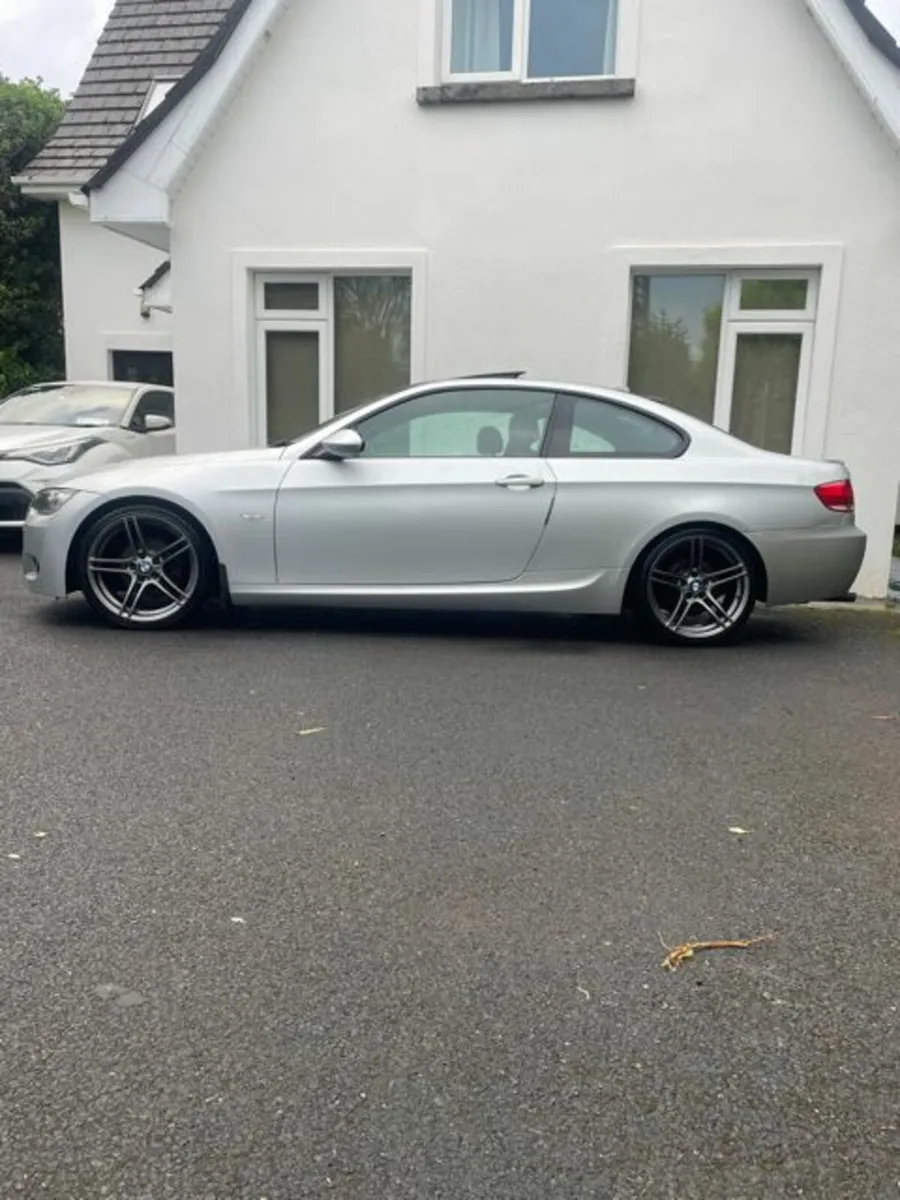 BMW 3-Series 2009 320i Manual - Image 2