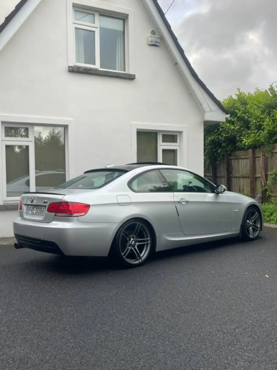 BMW 3-Series 2009 320i Manual - Image 4