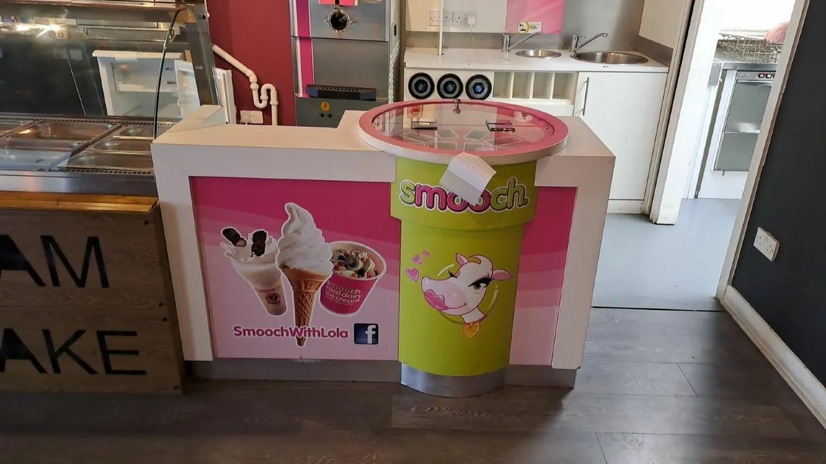 ice cream station complete with ice cream machine - Image 1