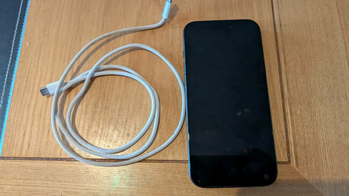 iPhone 15 Pro Black unlocked in perfect condition - Image 2
