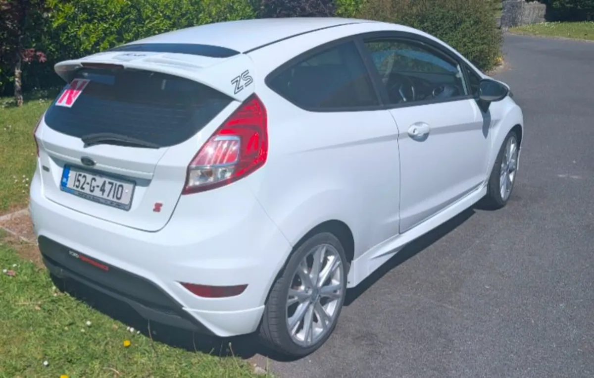 Ford Fiesta 2015 - Image 2