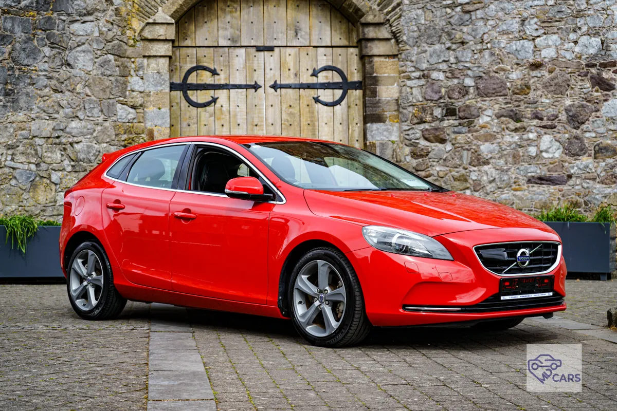 Volvo V40 Automatic - Image 1