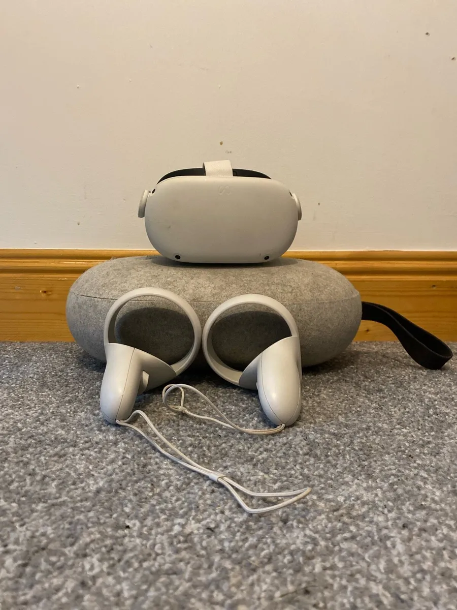 Oculus quest 2 with carry case - Image 1