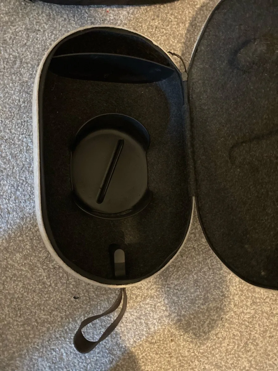 Oculus quest 2 with carry case - Image 2