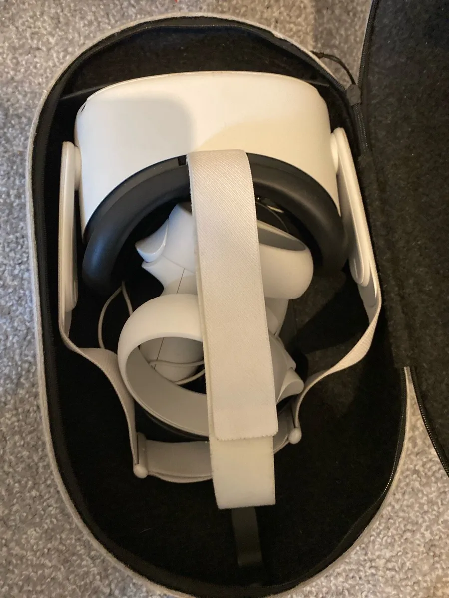 Oculus quest 2 with carry case - Image 3