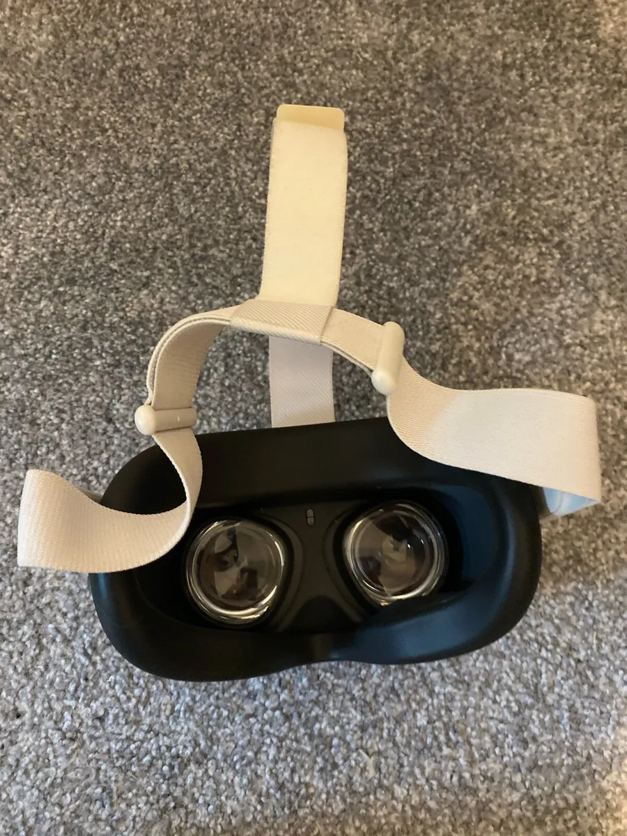 Oculus quest 2 with carry case - Image 4