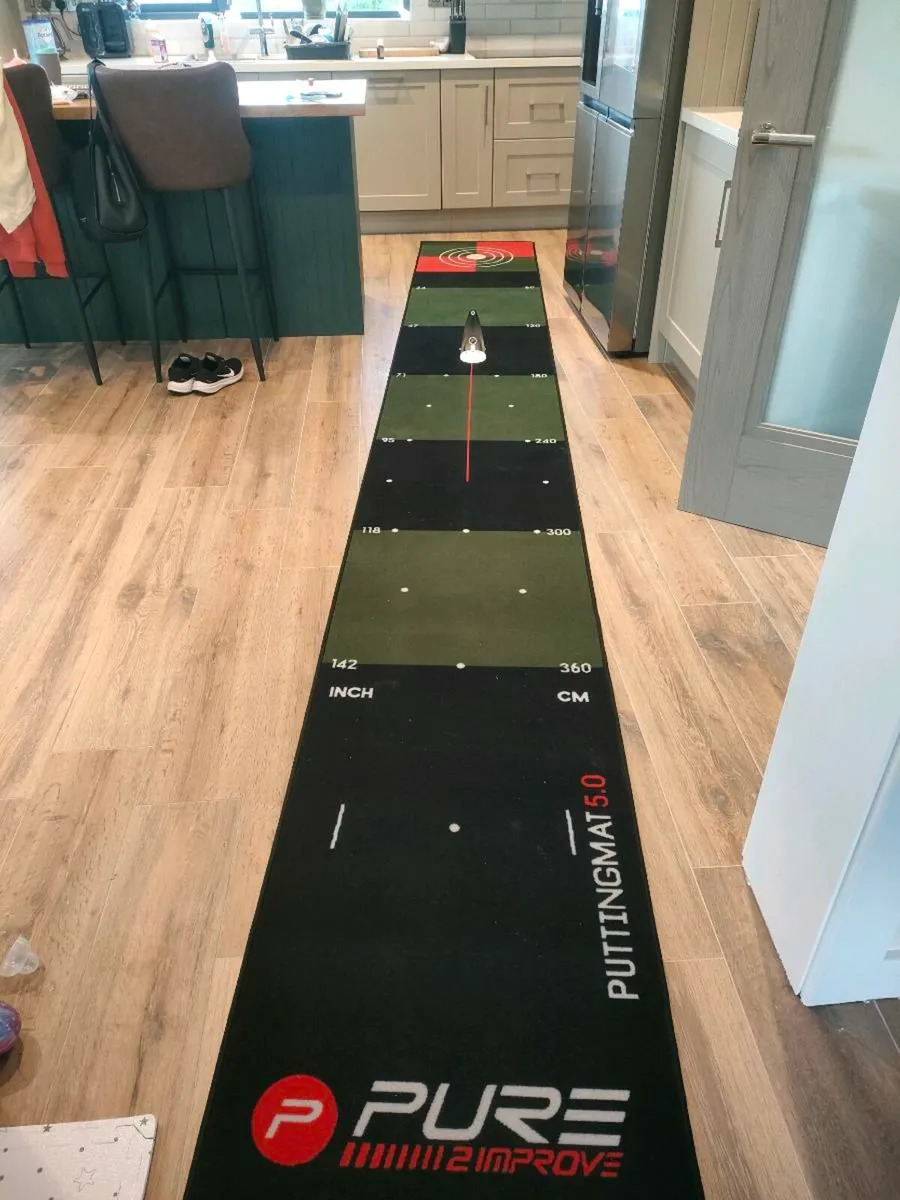 Putting mat and pressure putt trainer - Image 1